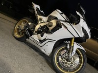 Ich habe Aftermarket-Verkleidungen für meinen 20k SP1 gekauft. Als sie ankamen, war die Verpackung großartig, ebenso wie die Passform und das Finish. Alles ließ sich wie beim Erstausrüster zusammenstecken und einrasten. Ich werde es auf jeden Fall wieder kaufen und kann es nur empfehlen. Übrigens habe ich meine eigenen Aufkleber verwendet.