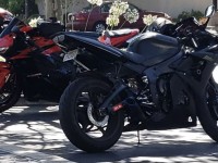 Ich hatte mein Fahrrad schon einmal und es war ziemlich ramponiert, also wollte ich mir ein neues Set kaufen. Der Kundenservice war so toll und beantwortete meine Fragen schnell. Meine neuen Verkleidungen kamen in etwa einem Monat (viel schneller, als ich dachte). Ich habe sie montiert und sie sahen fantastisch aus! Ich hatte sie eine ganze Weile, aber vor Kurzem habe ich mein Fahrrad abgestellt und die Verkleidungen haben super durchgehalten! Sie haben mein Fahrrad geschützt und den Großteil der Schläge abgefangen. Sie sahen also nicht nur fantastisch aus, sondern haben auch super durchgehalten und mein Fahrrad vor größeren Schäden geschützt. Ich schaue mich gerade nach neuen Verkleidungen um, weil sie beim letzten Mal so tolle Arbeit geleistet haben. Ihr werdet den Kauf dieser Verkleidungen nicht bereuen, das verspreche ich euch!